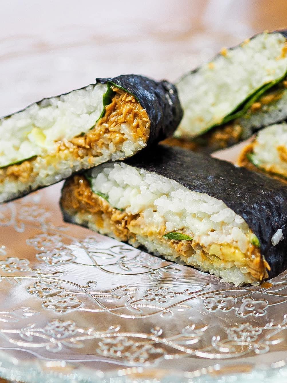 Onigirazu (japońskie kanapki ryżowe) z szarpanym łososiem teriyaki 